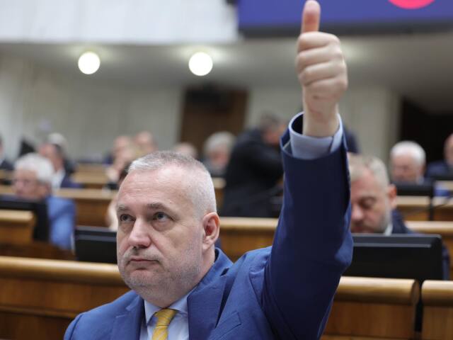 Ondrej Dostál z SaS gestikuluje počas odvolávania ministeriek.
