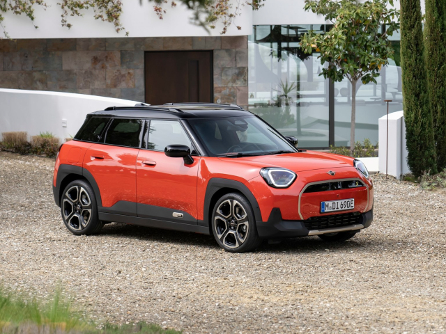 Nový Aceman nahradí hneď dva pôvodné model – 5-dverové Mini a kombi Clubman. A urobí to v štýle hranatého crossoveru. Pohon predných kolies ho však jasne odlíši od SUV Countryman.