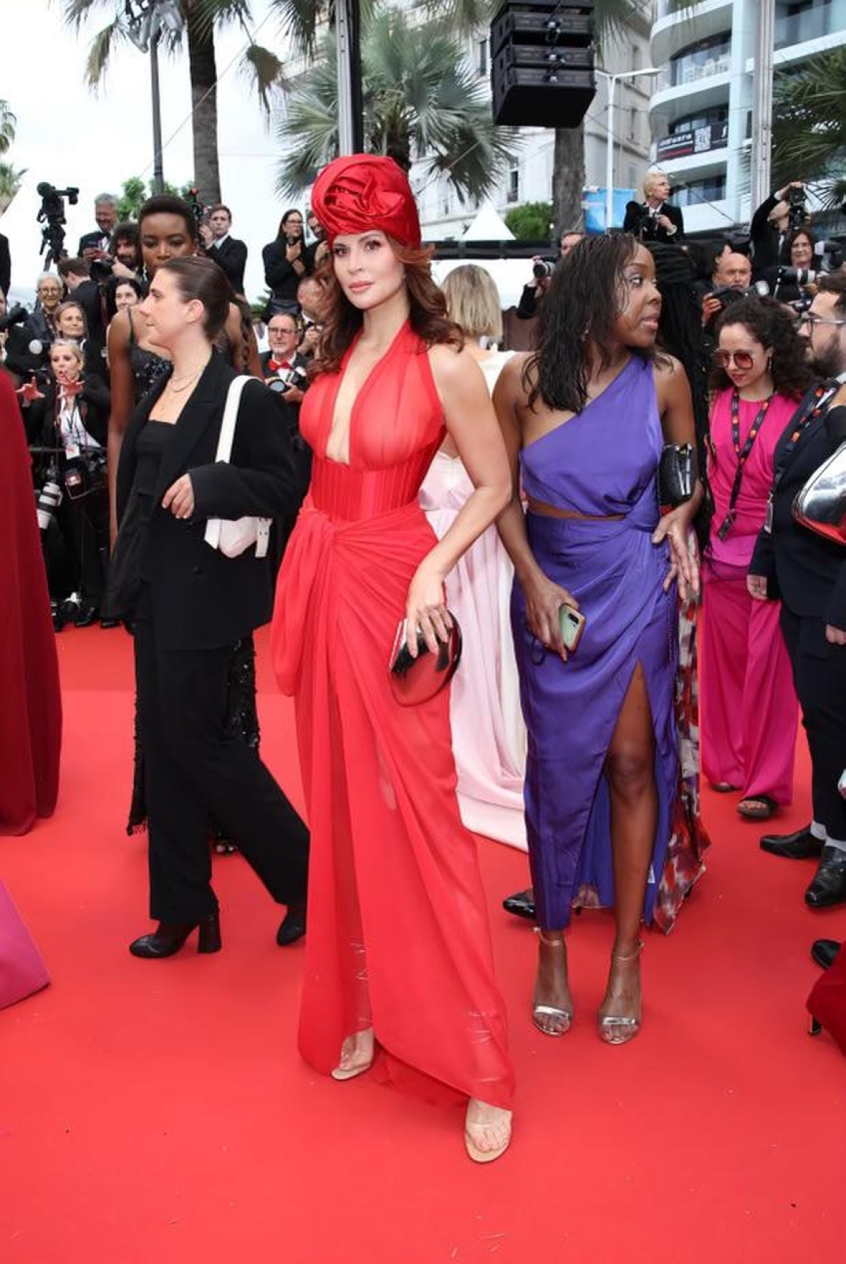 Aj táto slovenská rodáčka dostala pozvanie do Cannes. Okrem odvážnych šiat predviedla aj turban na hlave. Je to herečka: