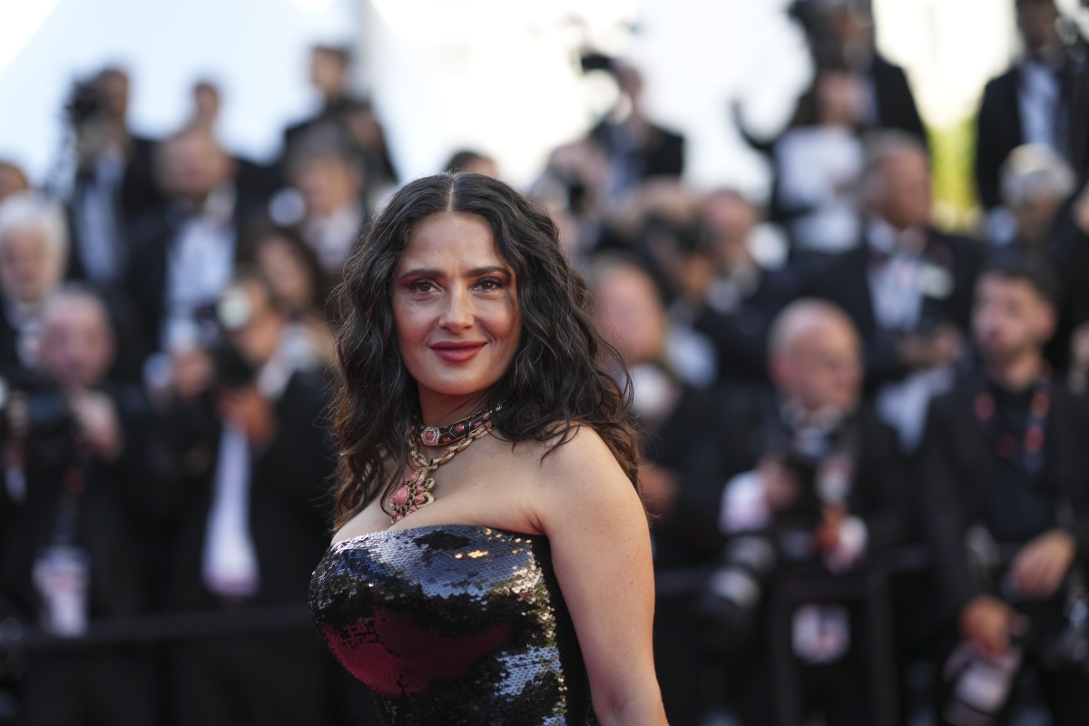 Herečka Salma Hayek v kreácii Balenciaga na premiéru filmu Emilia Perez.