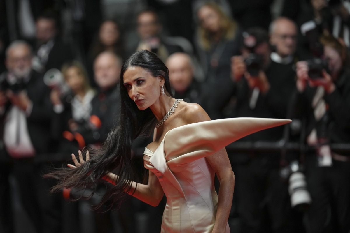 Demi Moore v kreácii Schiaparelli Haute Couture