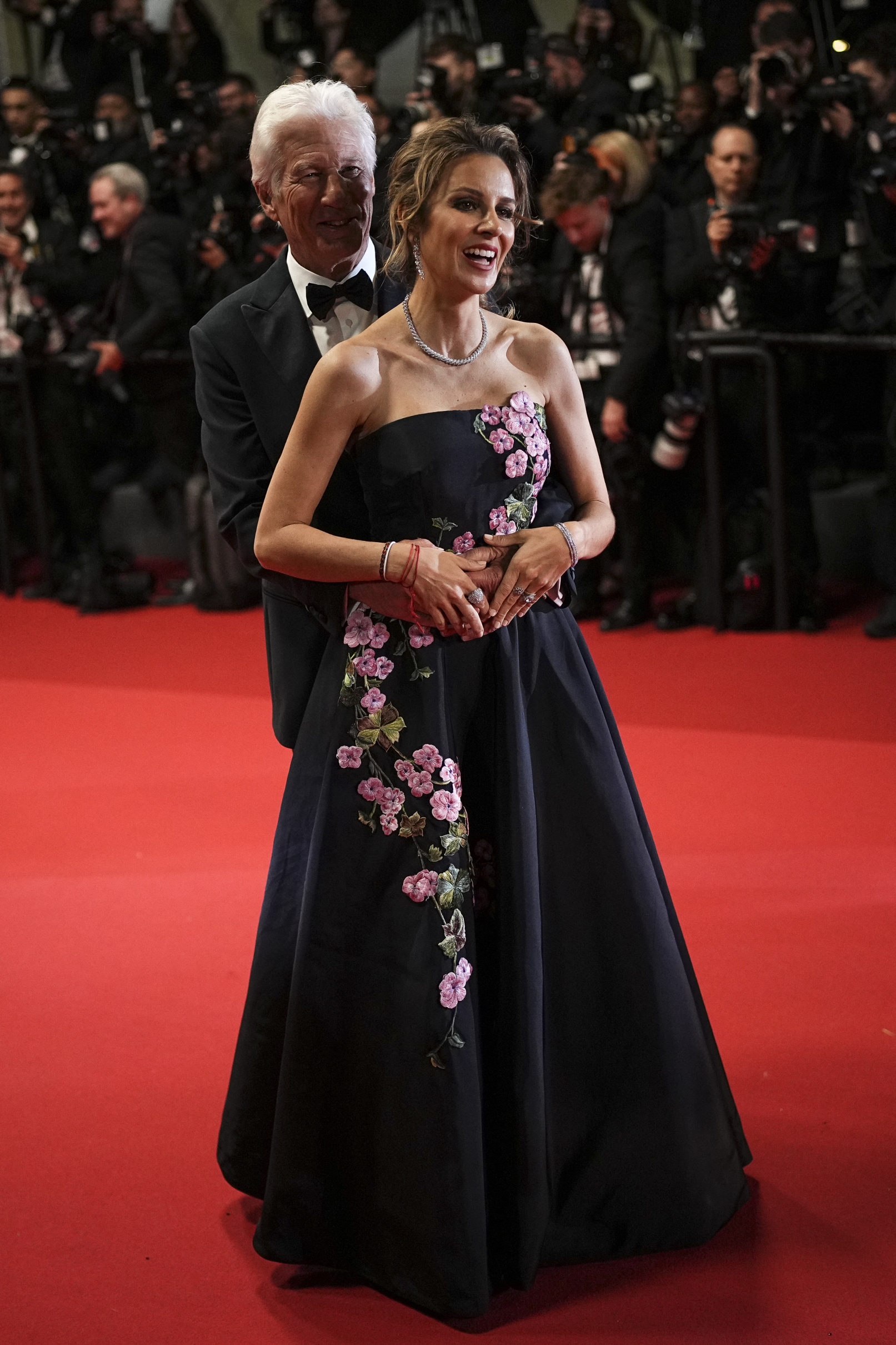 Herec Richard Gere a jeho manželka Alejandra Silva na slávnostnej premiére filmu Oh, Canada v Cannes.