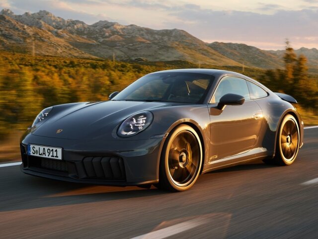 Porsche 911 má prepracovaný nárazník s väčšími sacími otvormi po stranách. Ustúpili im dokonca aj smerové svetlá. Po prvýkrát sú integrované  do hlavných reflektorov.