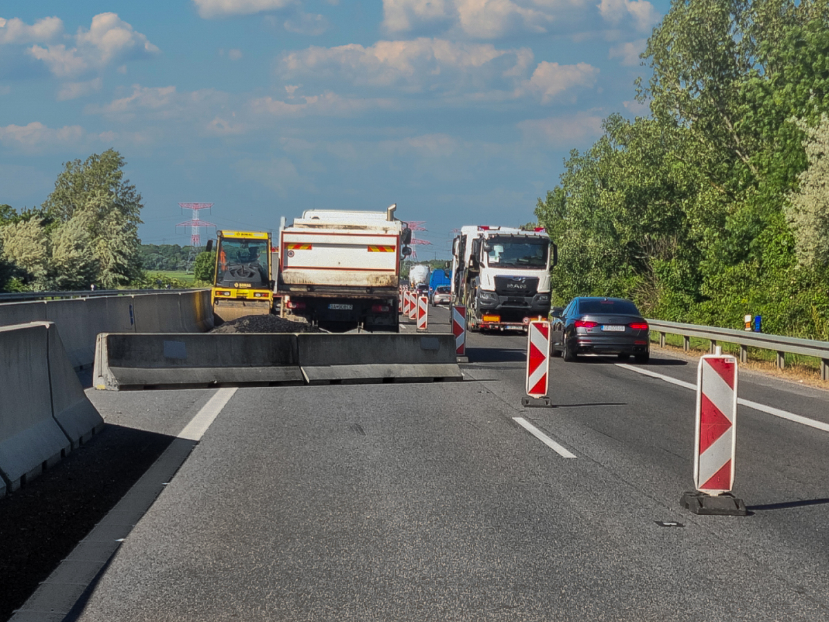 betonove-zvodlo-pri-pracach-na-ceste