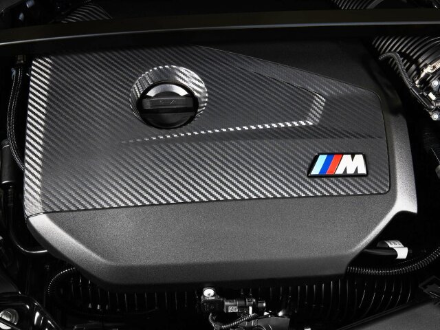 Vrcholová verzia M135 xDrive má výkon 221 kW z motora 2,0 TwinPower Turbo. Stovku zvládne pod päť sekúnd.