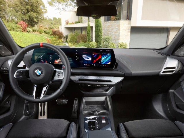 V interiéri neostal kameň na kameni. BMW zredukovalo počet hardvérových ovládačov a navyše použilo veľký zakrivený displej. Volič prevodovky sa zmenil na miniatúrny „joystick“.