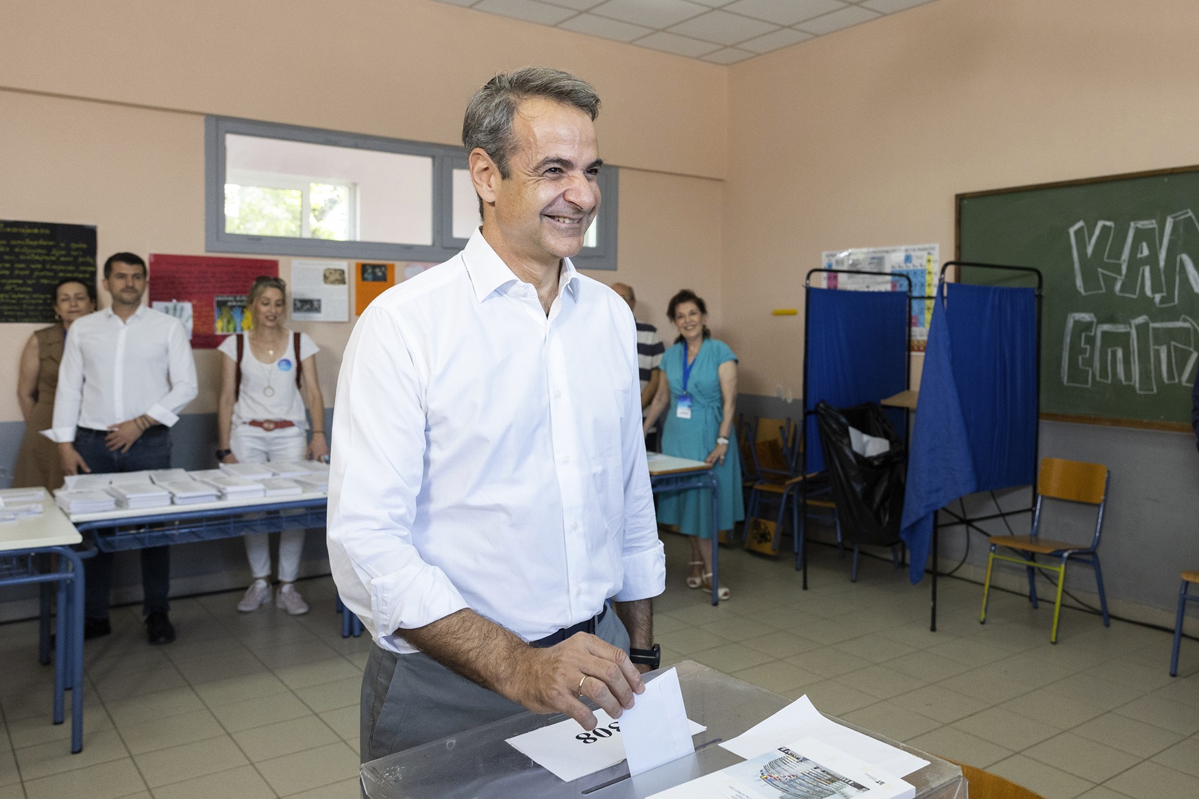 Grécky premiér Kyriakos Mitsotakis počas volieb do Európskeho parlamentu v Aténach v júni tohto roka.