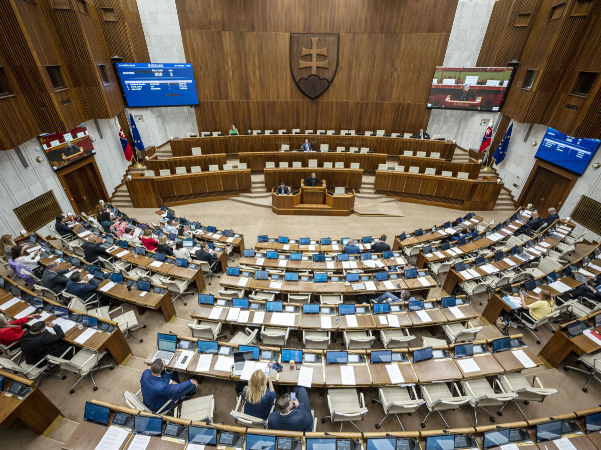 NR SR, parlament