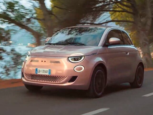 Takto sa elektrický Fiat 500e predvádza v najnovšom klipe. Nie nejde o softvérovú úpravu. Skutočne nemá logá Fiatu ani žiadnu taliansku symboliku.