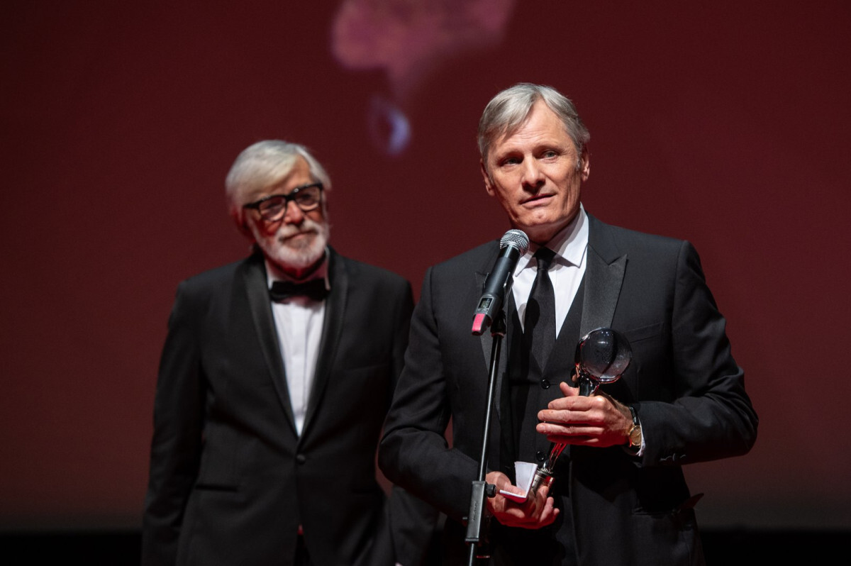Herec Viggo Mortensen s cenou Krištáľový glóbus. 