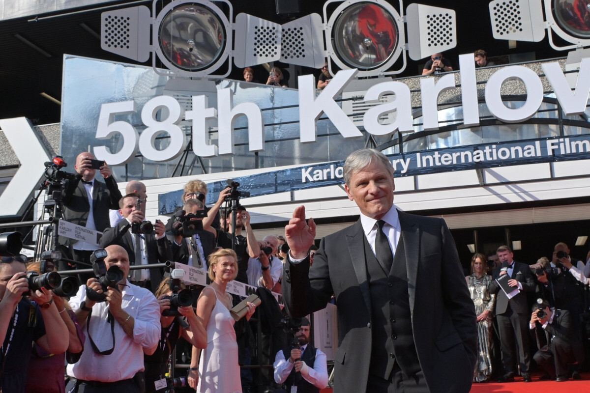 Herec Viggo Mortensen zdraví médiá a fanúšikov. 