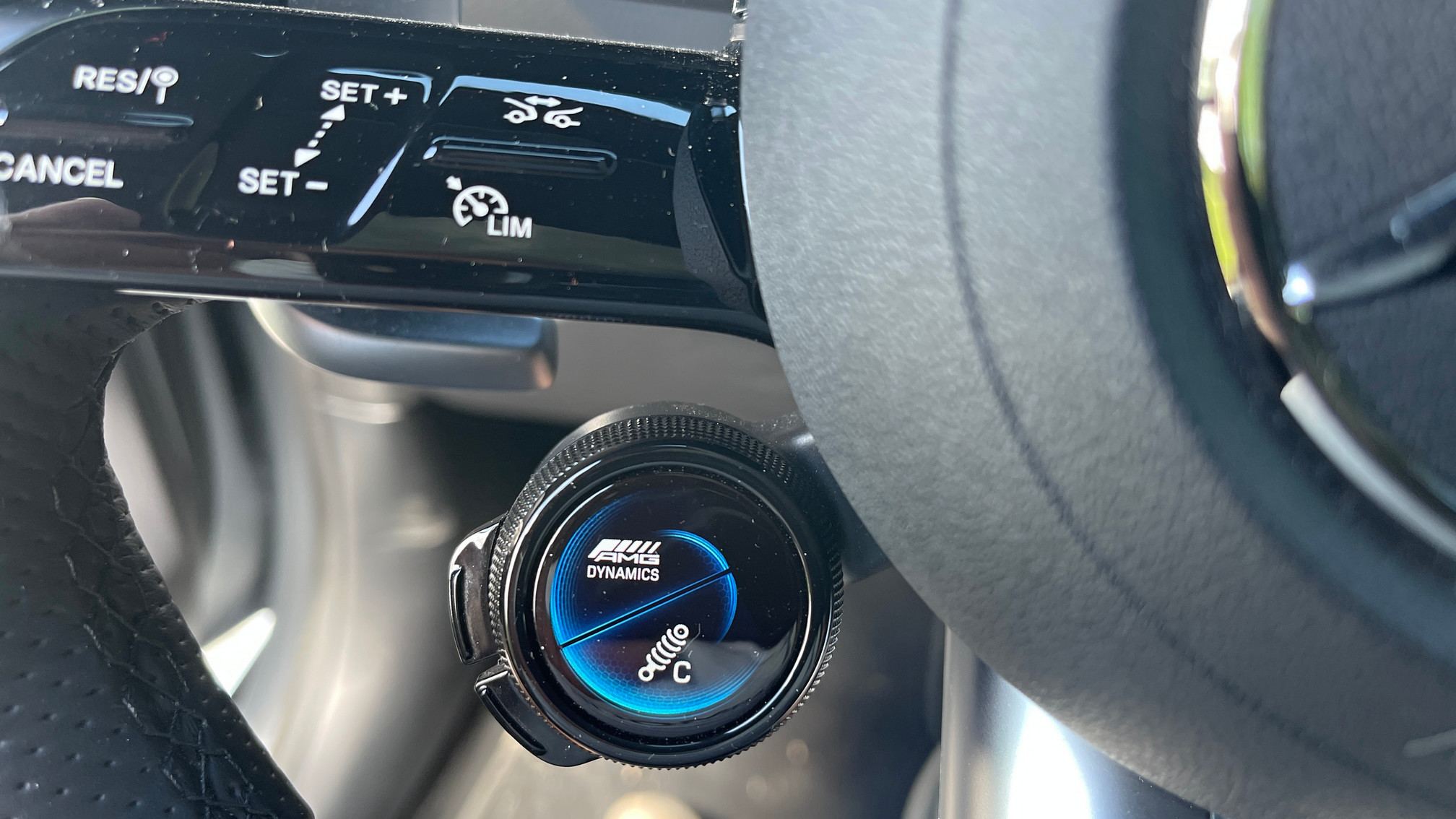 Na športovom volant nechýbajú ani špecifické "AMG" tlačidlá.