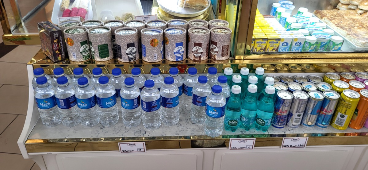 Pollitrova voda 3 eura  soda 4 eura, letisko Antalya