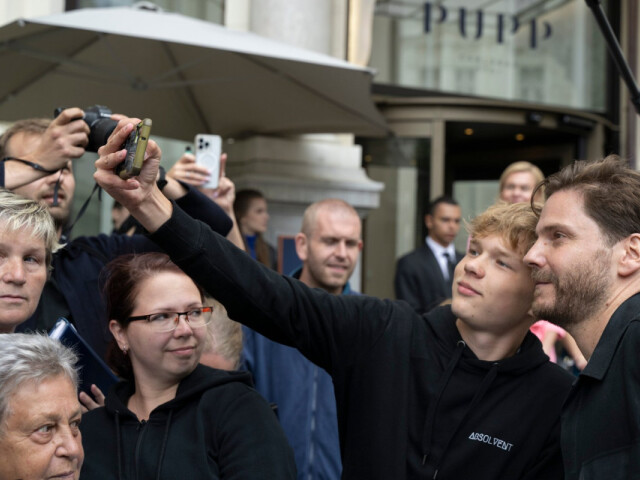 Nemecký herec Daniel Brühl rozdával autogramy a robil si selfie s fanúšikmi.