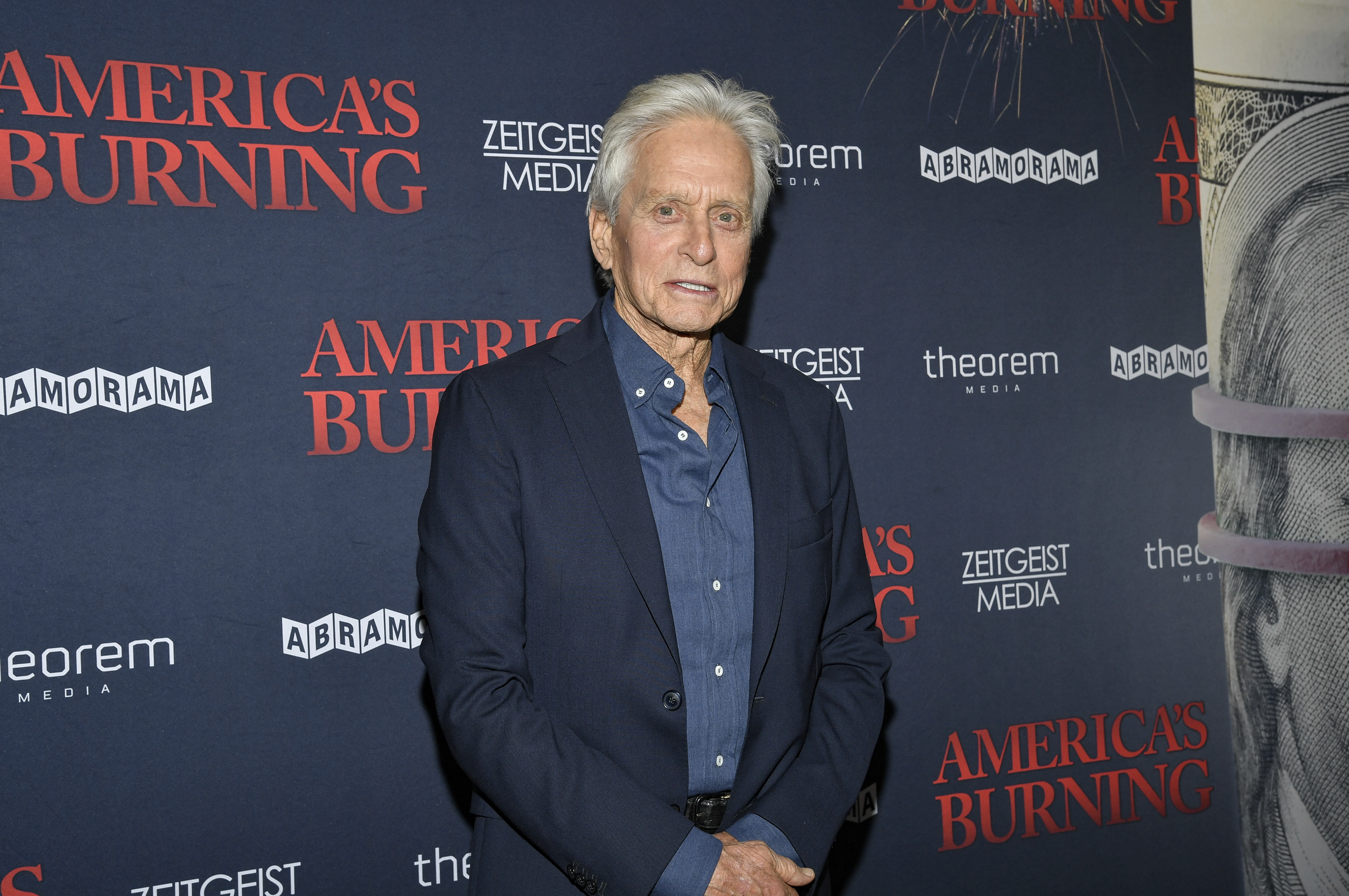 Výkonný producent Michael Douglas na špeciálnom premietaní America's Burning v New Yorku.