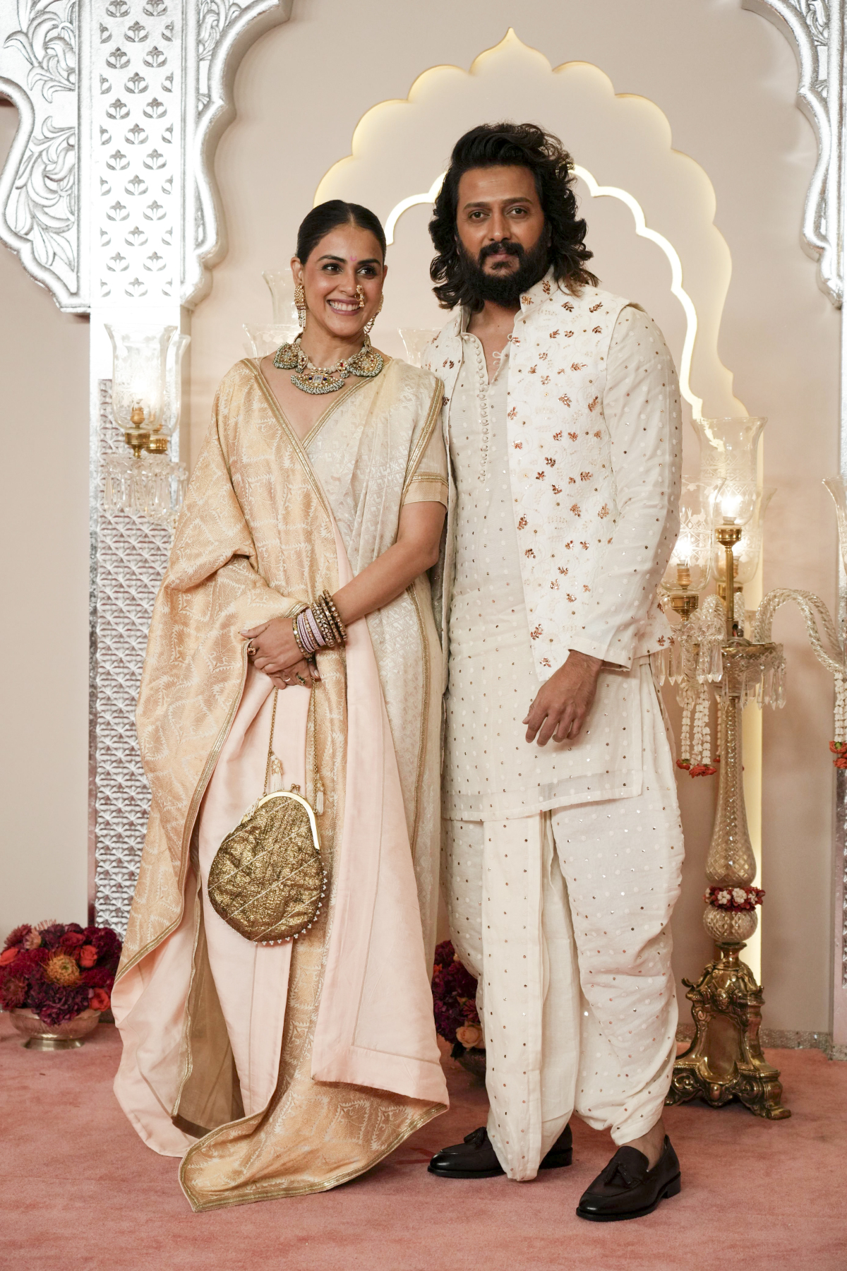 India Ambani Bollywoodsky herec Riteish Deshmukh a jeho manželka Genelia.