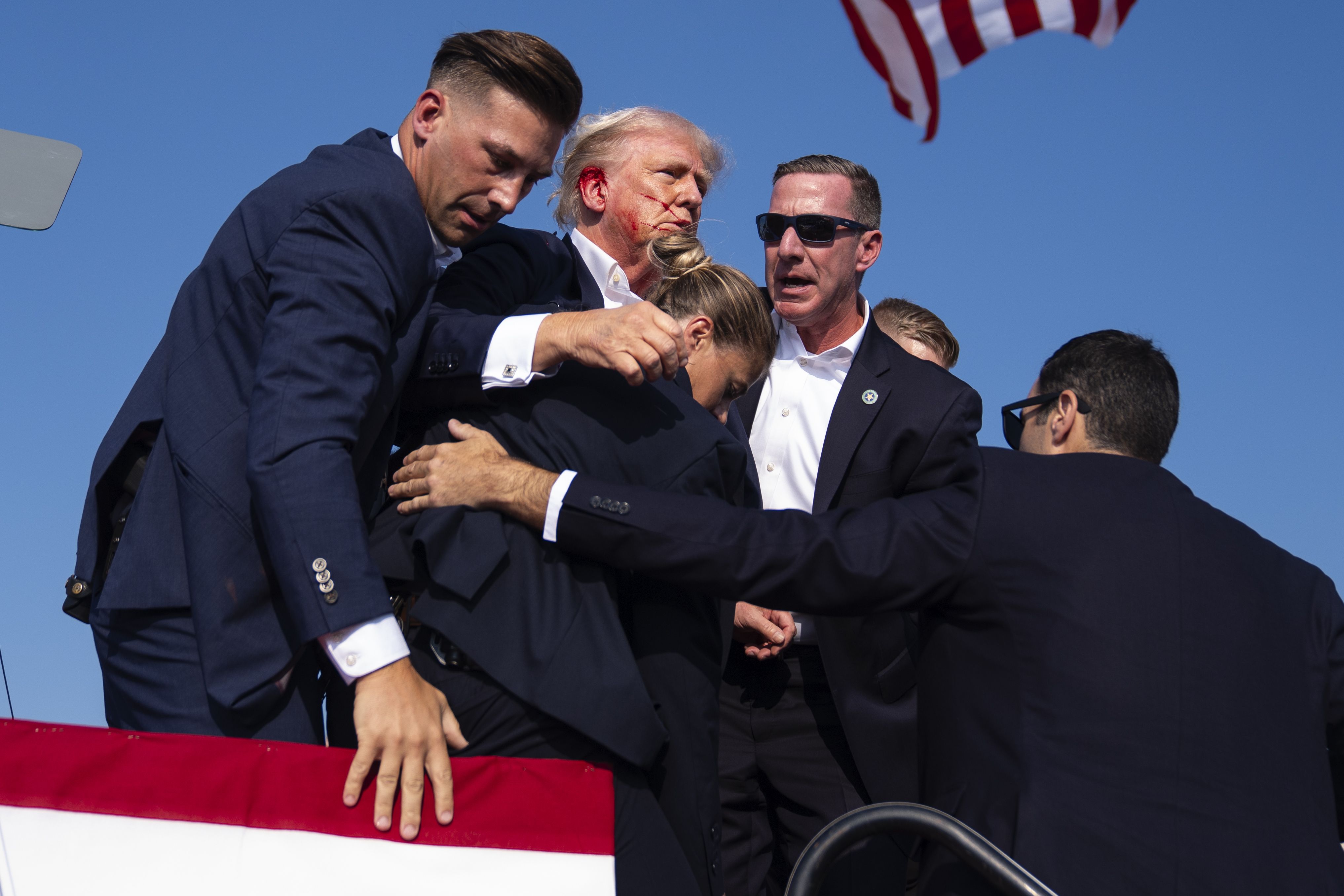 Telesní strážcovia chrániaci Donalda Trumpa po atentáte.