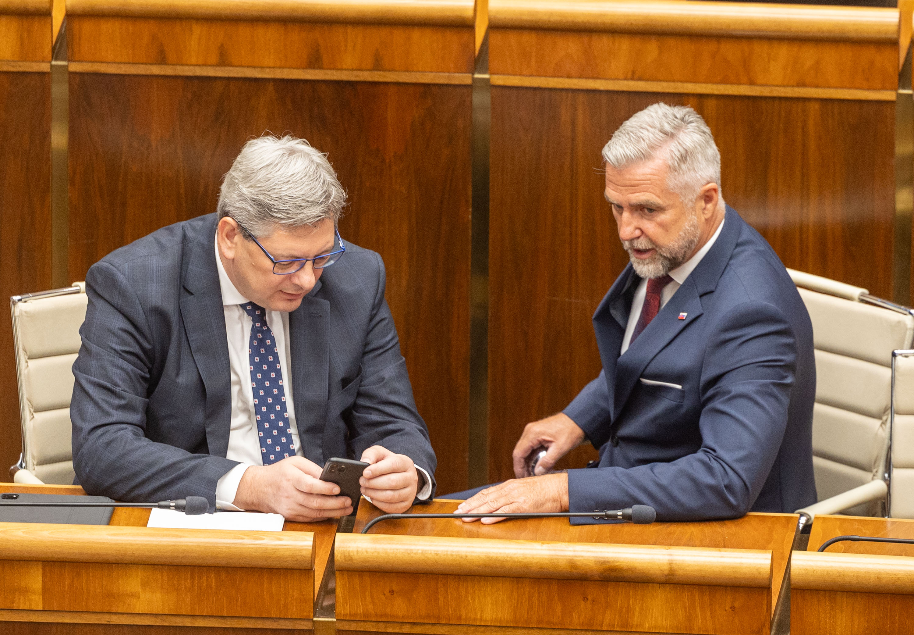 Mimoriadna letná schôdza NR SR: Minister spravodlivosti Boris Susko (Smer) musel schôdzu iniciovať v lete, aby EK nezmrazila Slovensku čerpanie eurofondov. Na snímke s Tiborom Gašparom.