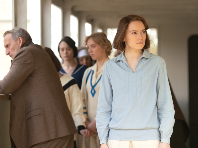 Daisy Ridley ako Trudy Ederle vo filme Žena a more