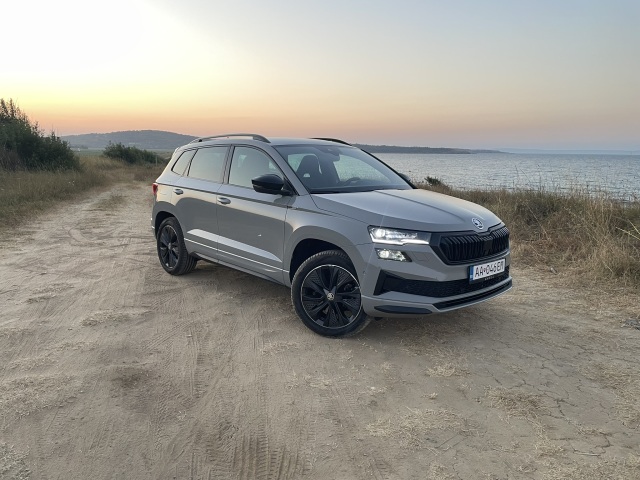 Spoločnosť nám na ceste dlhej takmer 1 400 km  robila naftová Škoda Karoq 2,0 TDI Sportline. Priemerne sa uspokojila so so 6,2 litrami nafty na 100 km. A to sme ju nešetrili. Pri takej "štreke" na to nemáte čas.
