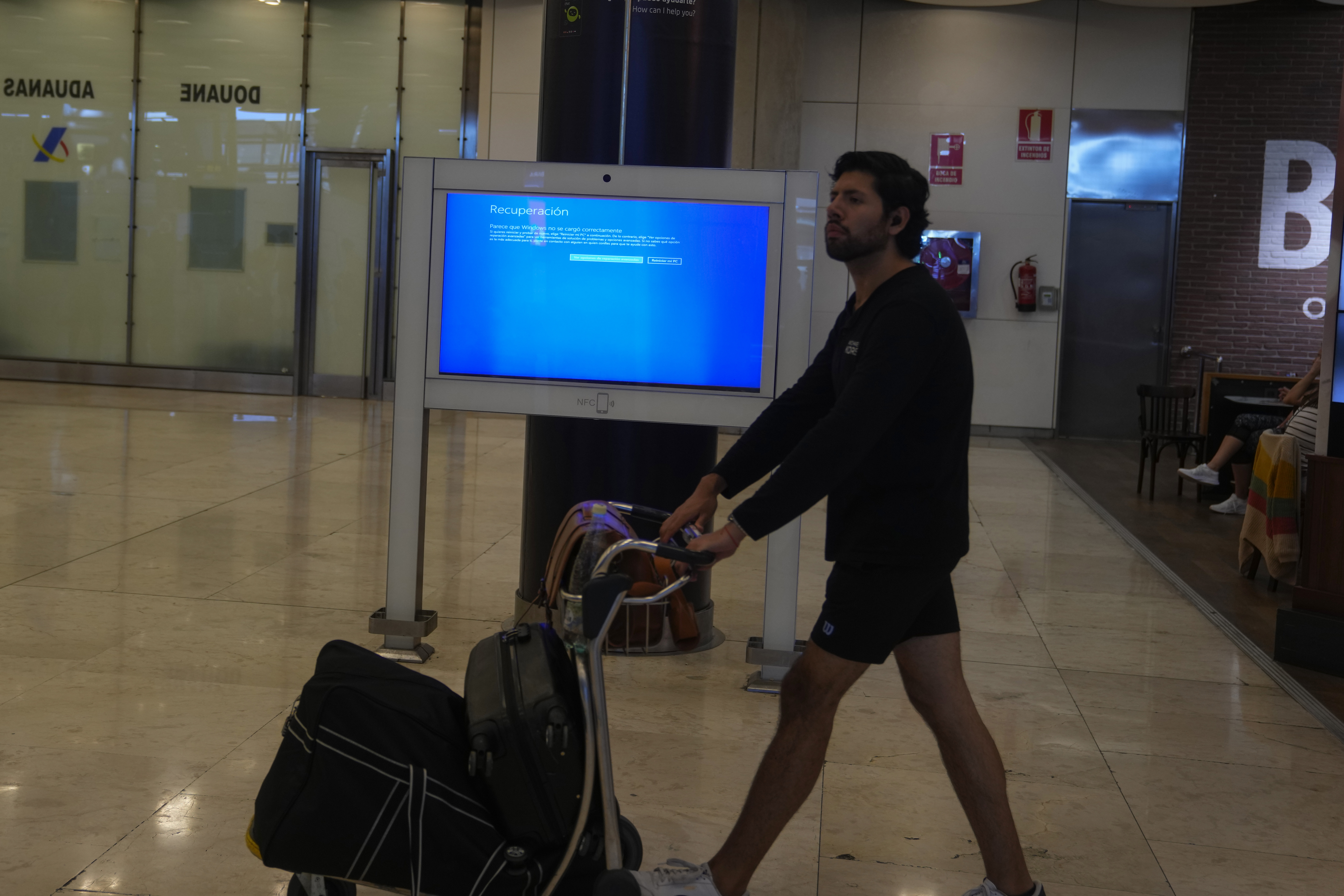Na modrej obrazovke sa zobrazuje správa o rekuperácii systému Microsoft Windows na medzinárodnom letisku Barajas v Madride, Španielsko, piatok 19. júla 2024.
