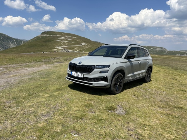 Ak sa vraciate z Bulharska cez Rumunsko, doprajte si prejazd horským priesmykom Transfagaraš, alebo ako my, priesmykom Transalpina. Spoločnosť na ceste dlhej vyše 3 000 km robila Škoda Karoq 2,0 TDI 4x4 Sportline.