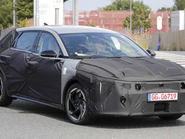 Nový Ceed bude vychádzať z Kie K4, predstavenej vlani v New Yorku. Na rozdiel od amerického sedanu však ostane verný karosérii hatchback.
