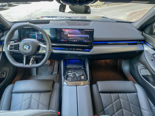 Vyslovene digitálny interiér stavia na veľkom zakrivenom displeji, ktorý tvoria dve obrazovky s uhlopriečkou 12,3 a 14,9 palca. M paket sa prejavuje na masívnom skosenom volante, čiernych lesklých dekoráciách či obklade palubnej dosky z brúseného hliníka.