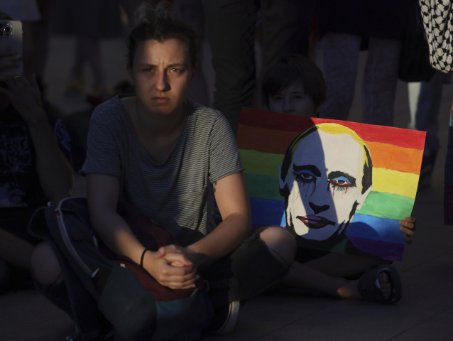 Putin na dúhovej vlajke, LGBT, protest, Bulharsko,