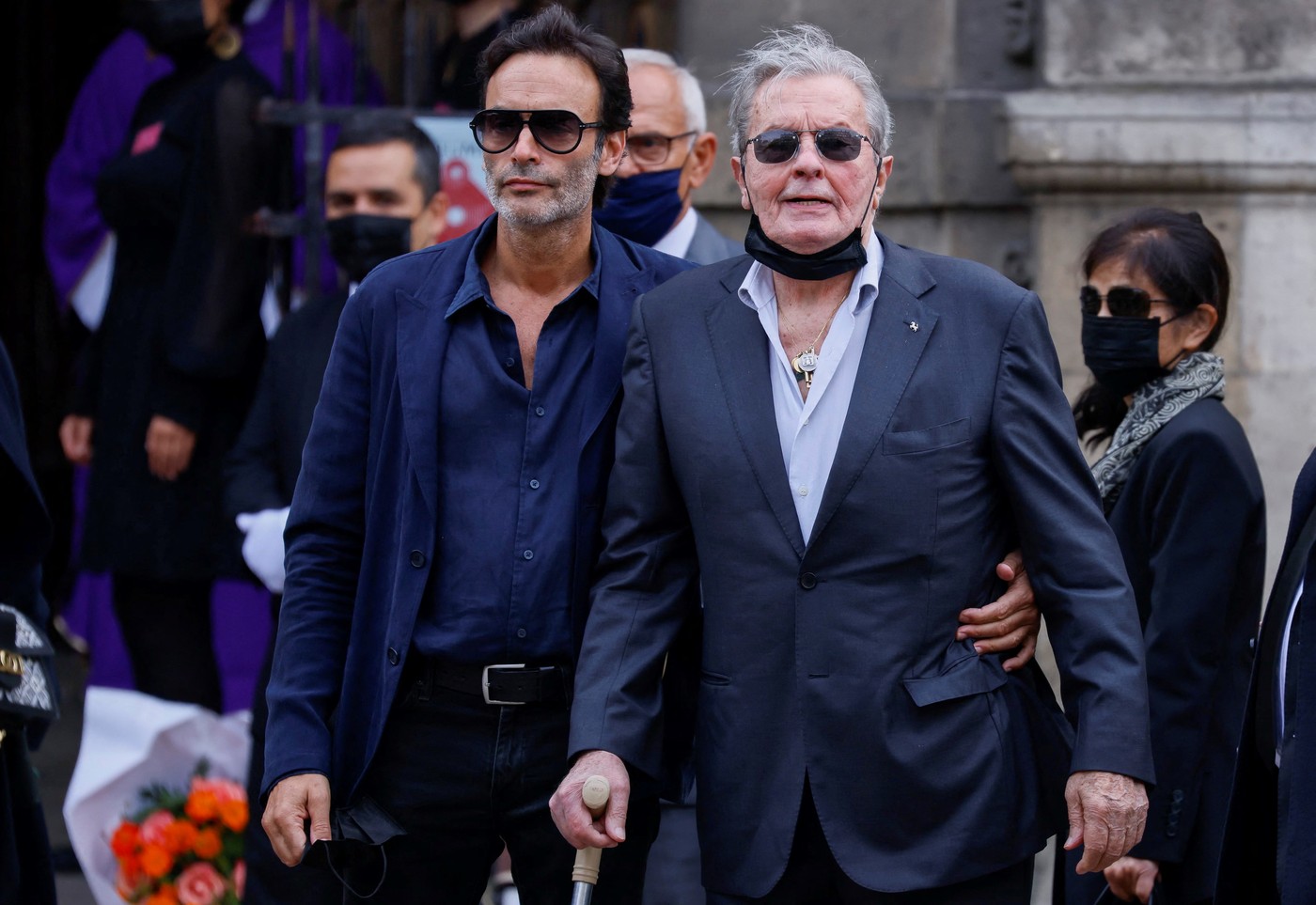 Alain Delon a jeho syn  Anthony Delon na pohrebe Jean-Paula Belmonda v roku 2021.