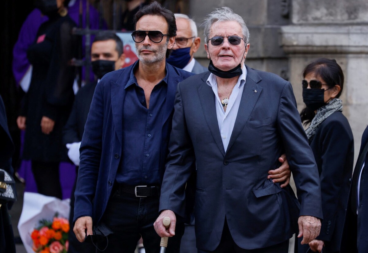 Alain Delon .