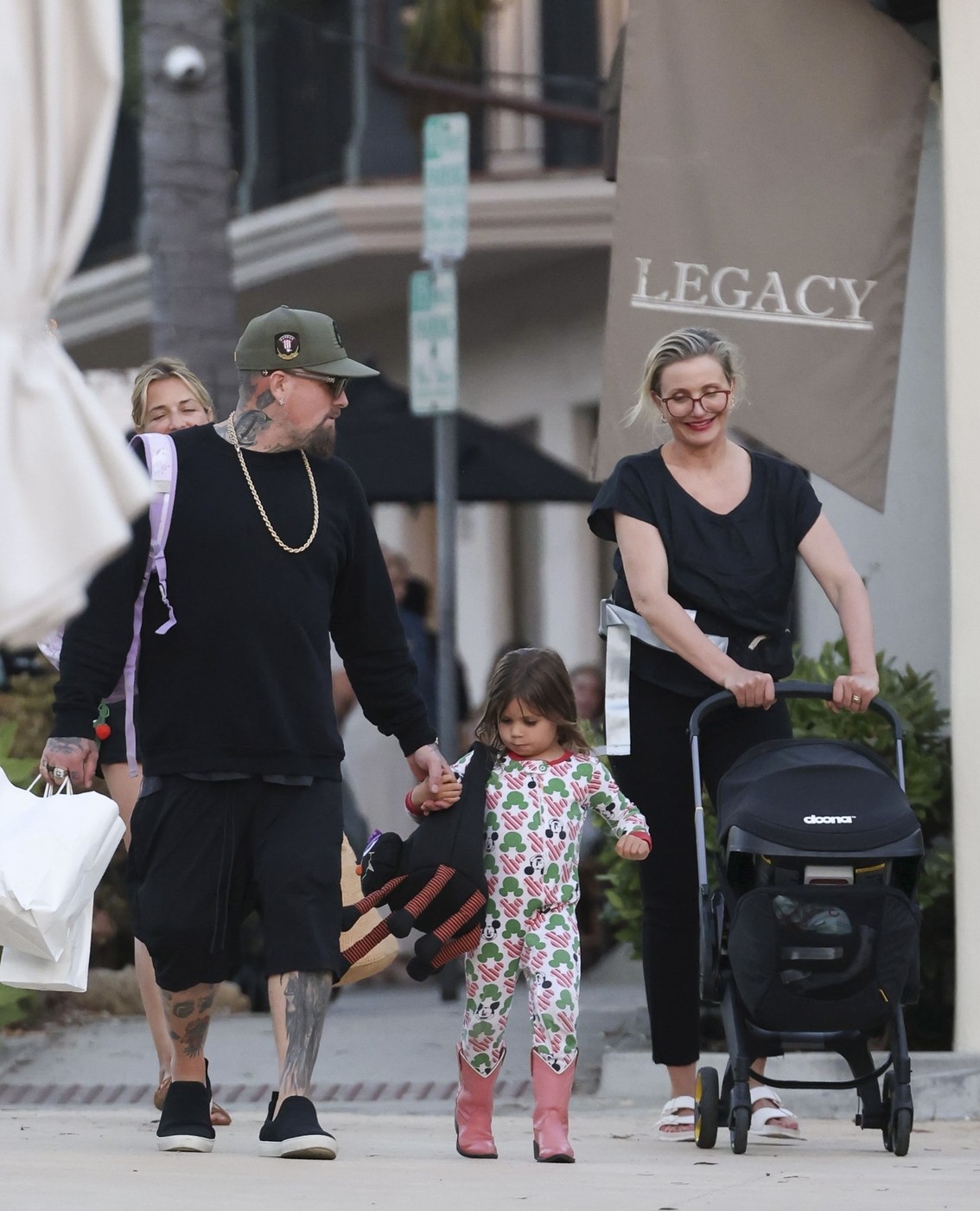 Cameron Diaz a jej manžel  Benji Madden s deťmi na ulici v  Montecito.