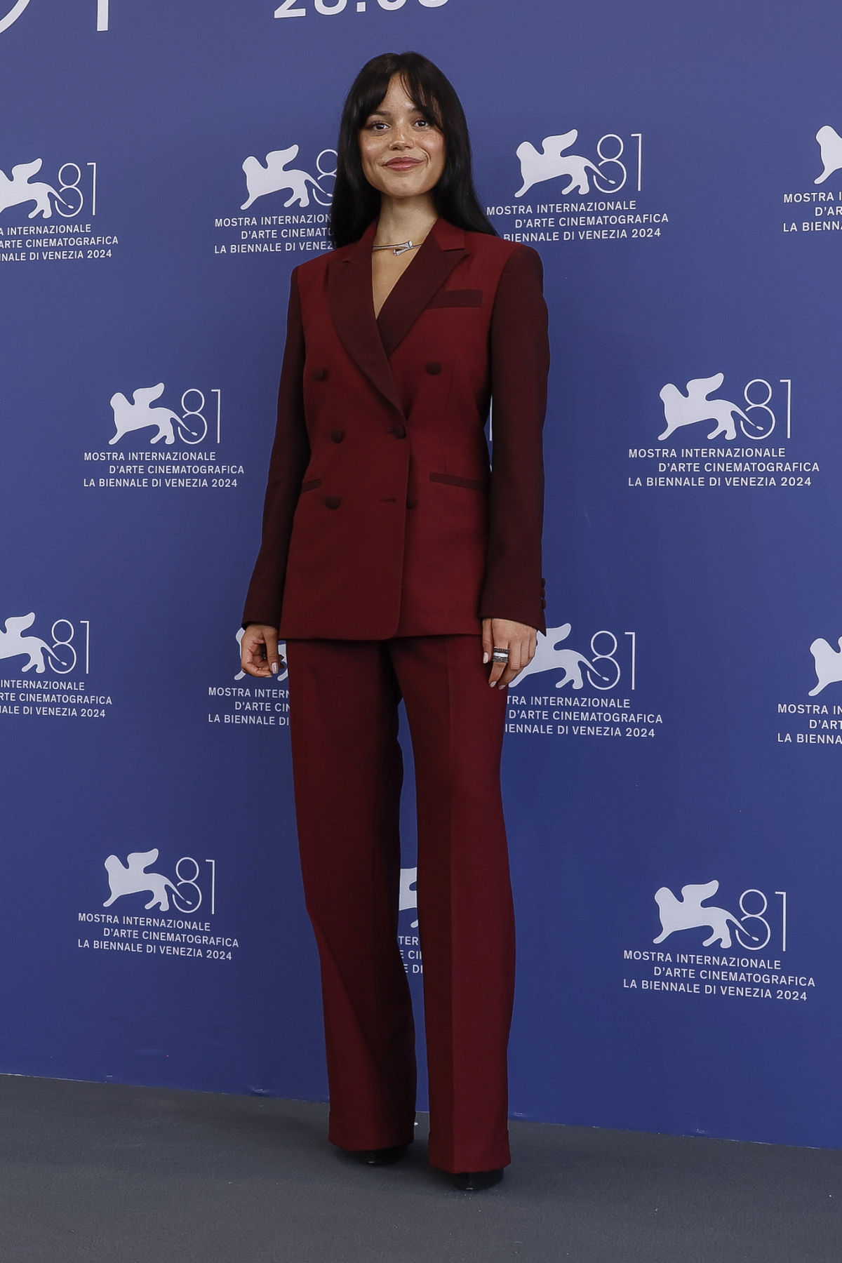 Herečka Jenna Ortega pózuje fotografom. 