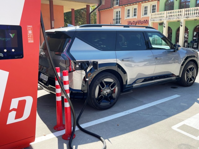 Všetky cesty začali na nabíjačkách. Ukázalo sa, že v rýchlosti nabíjania je EV9 skutočnou rekordérkou. Za 20 minút dokázala „natankovať“ 64 kWh elektrickej energie. To je na viac ako 300 km.
