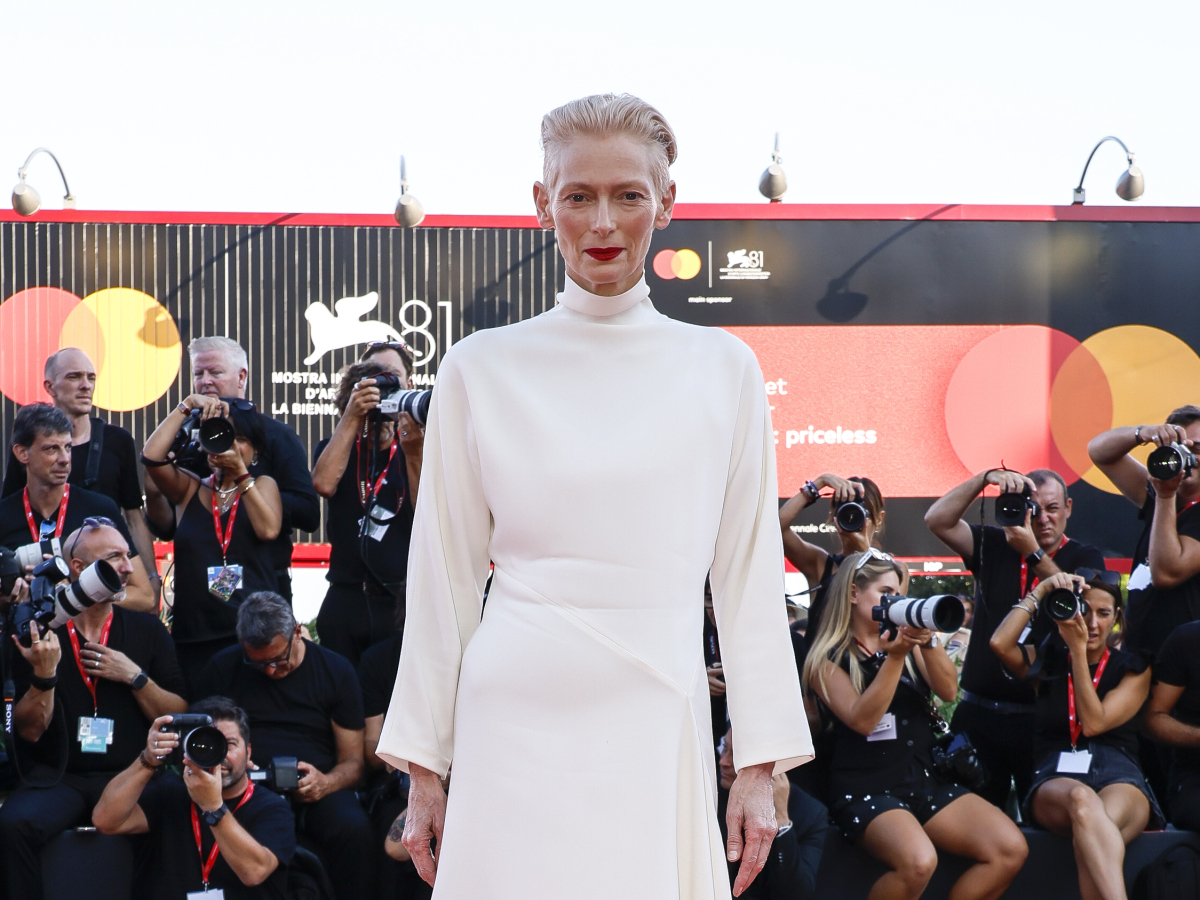 Herečka Tilda Swinton prišla na premiéru v kreácii Alaia. 