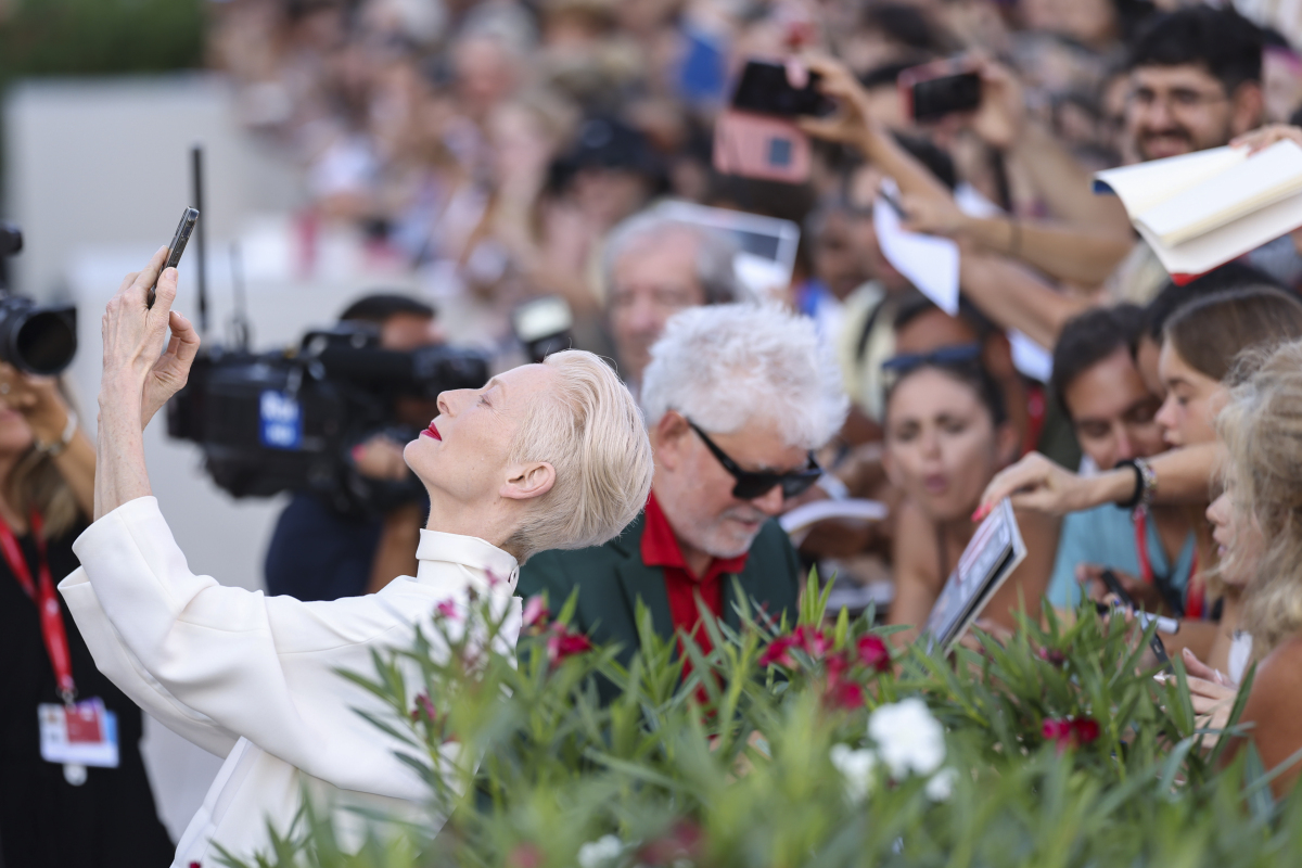 Herečka Tilda Swinton si robí selfie s fanúšikmi.