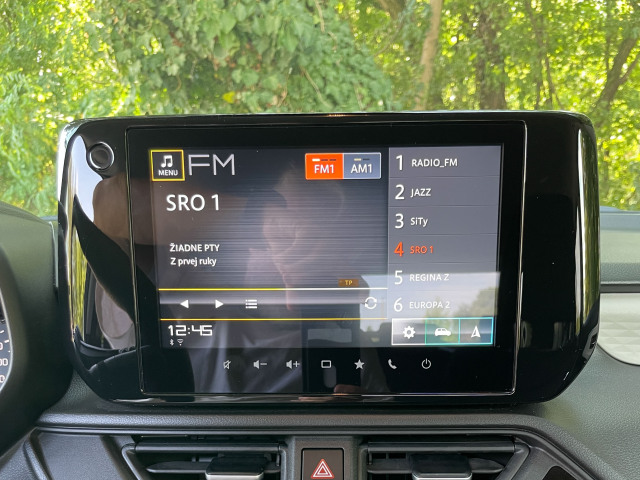 Najväčšou novinkou v kabíne je moderný 9-palcový infotainment. Našťastie Swiftu zostáva aj dostatok hardvérových prvkov. Má klasické analógové budíky a samostatný panel klimatizácie.