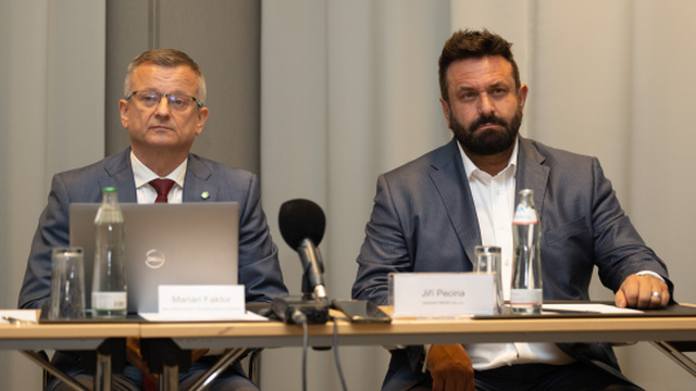 Zľava: Marián Faktor, člen predstavenstva ZP Dôvera a Jiří Pecina, riaditeľ spoločnosti MEDDI hub, a.s.