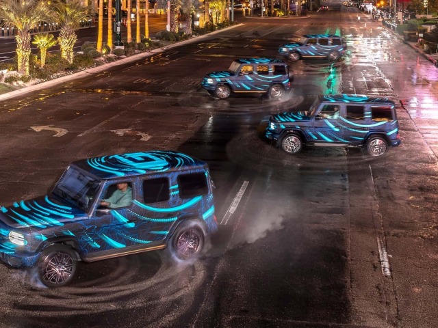 Takto predvádzal Mercedes-Benz tankovú otočku v Las Vegas. Čosi podobné plánuje aj Stellantis.