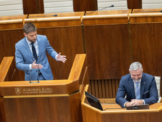 Začala sa mimoriadna schôdza, na ktorej chce koalícia odvolávať podpredsedu parlamentu Michala Šimečku (PS).