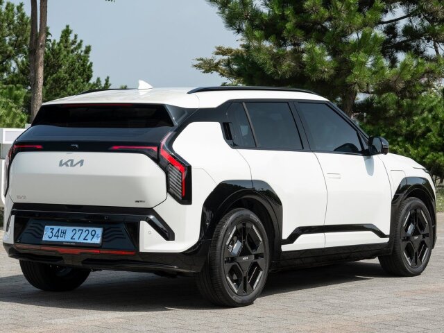 Verzia Standard Range bude mať kapacitu akumulátora 58,3 kWh a verzia Long Range až 81,4 kWh.