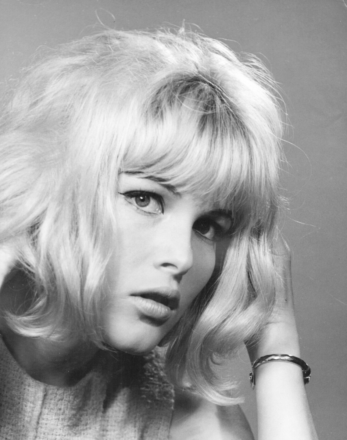 Blondínka na obrázku bola asi najslávnejšou ženou československého filmu v 60-tych rokoch. Jej krásu prirovnávali k najväčším ikonám Hollywoodu, dnes má 83 rokov.