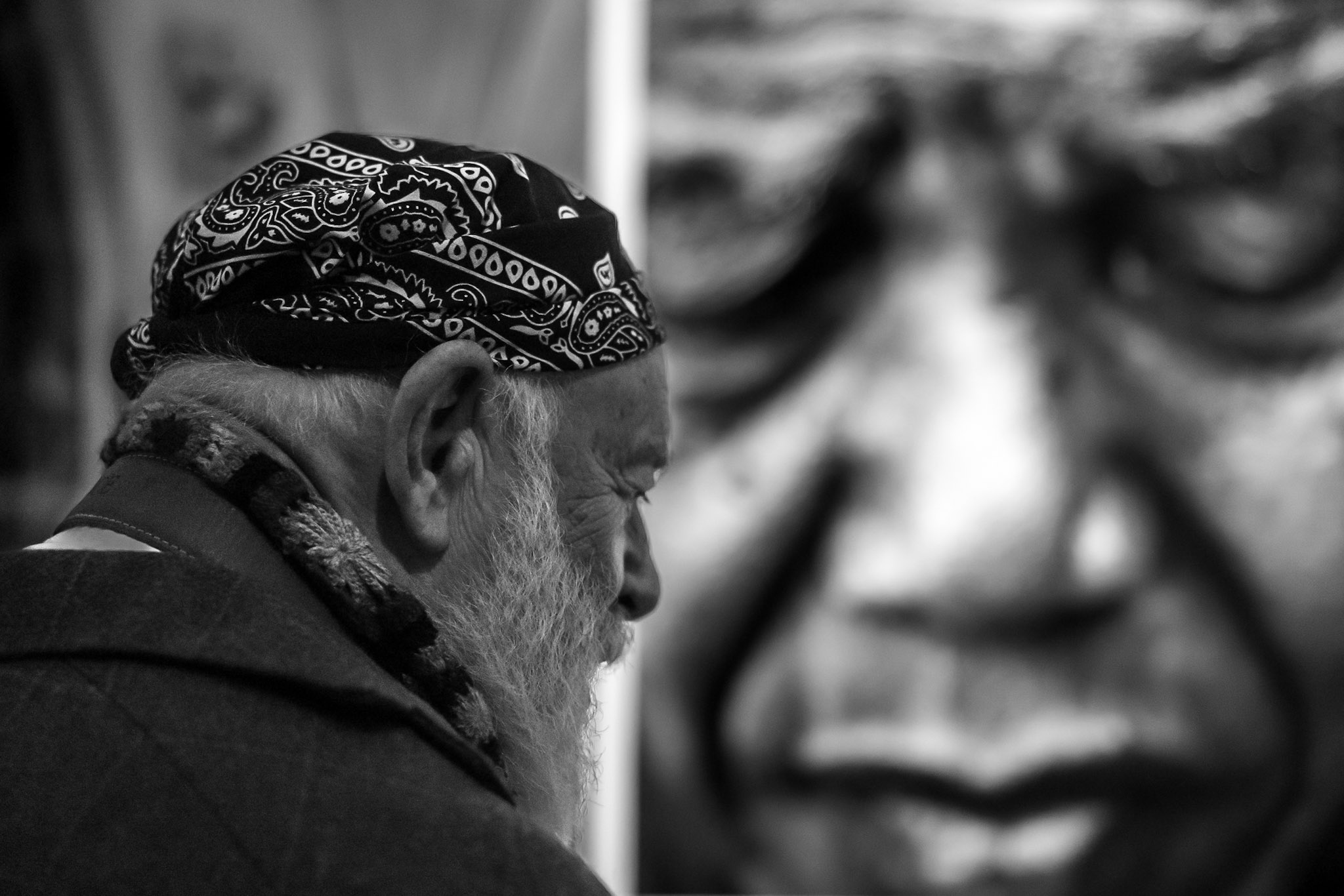 Americký fotograf Bruce Weber na otvorení retrospektívnej výstavy Bruce Weber: My Education v priestoroch Domu u kamenného zvonu v Prahe. Pri vlastnom portréte Nelsona Mandelu.
