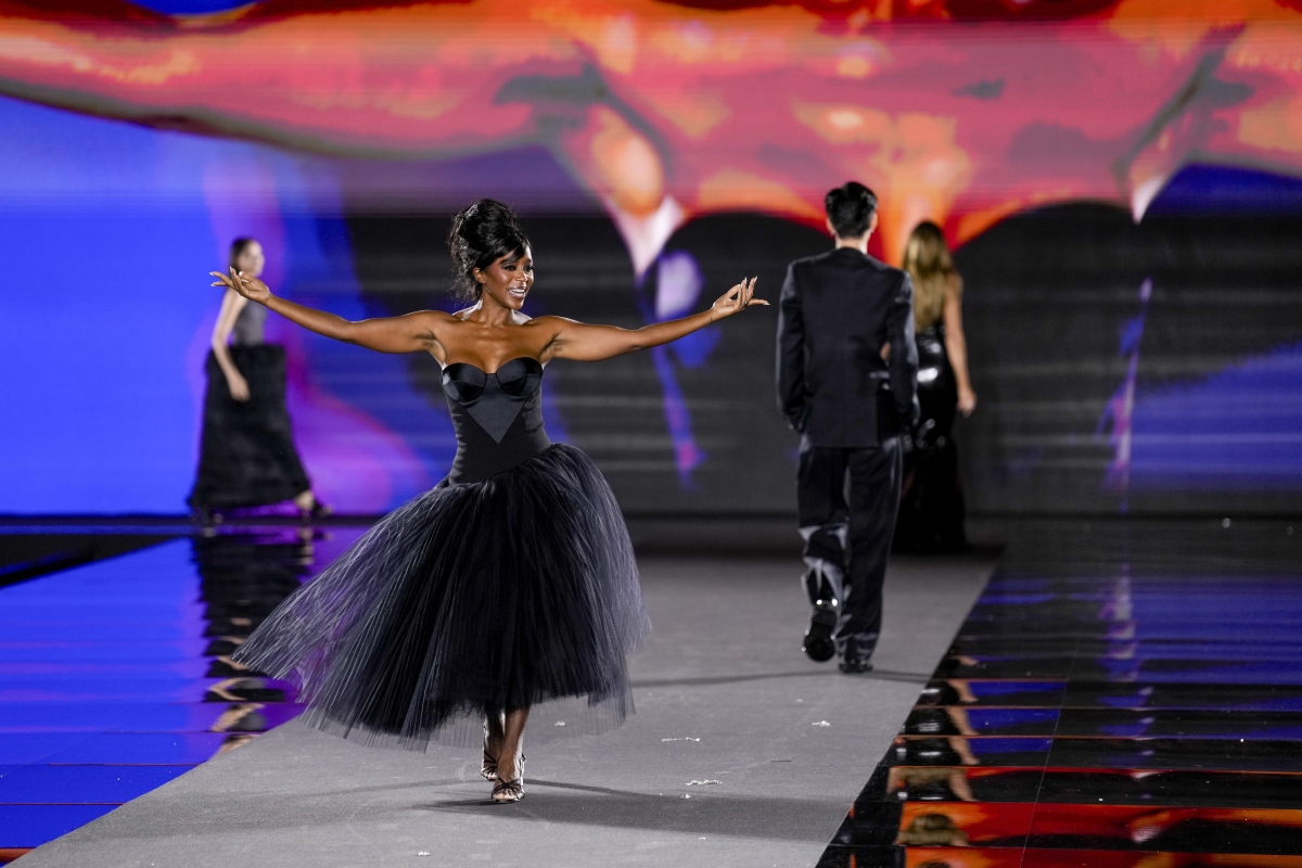 Herečka Aja Naomi King na móle v Paríži. 