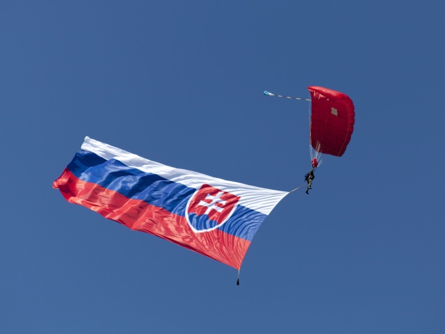 Slovensko, slovenská vlajka, padák, rogalo,
