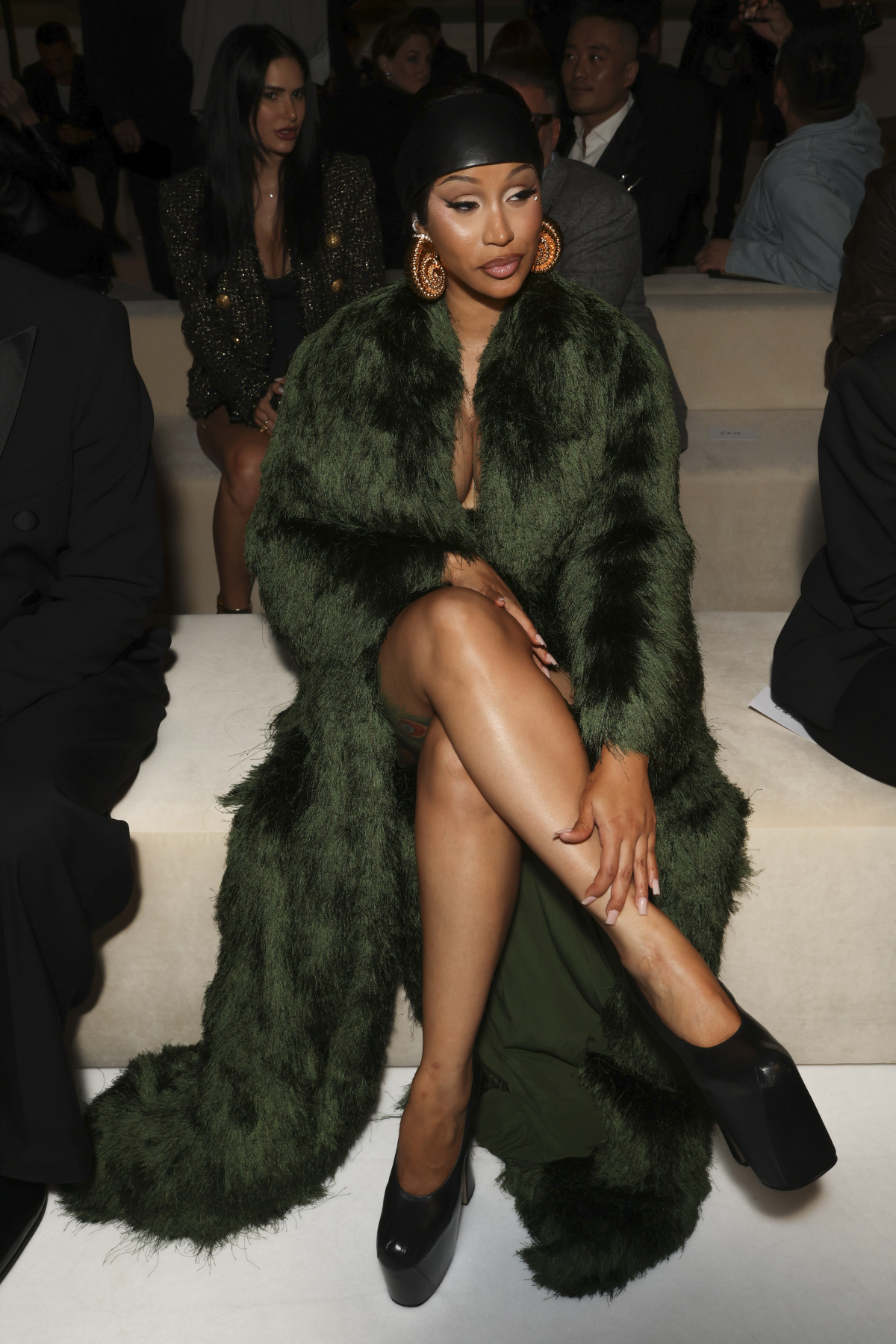 Raperka Cardi B na prehliadke Balmain Jar/Leto 2025 v Paríži. 