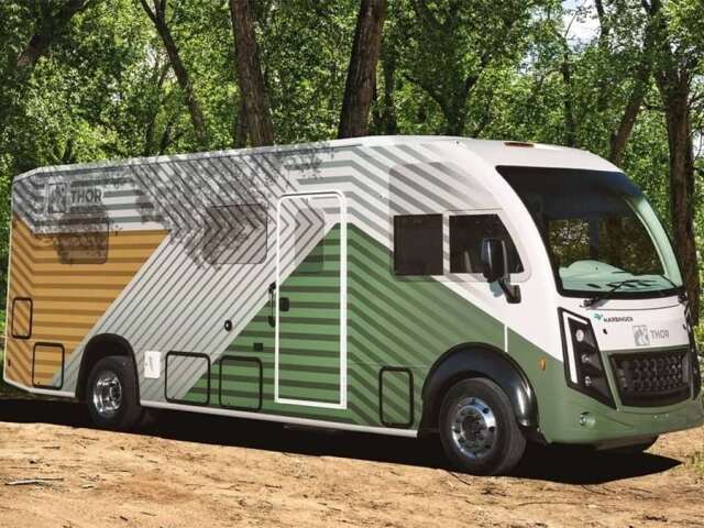Tento luxusný karavan zvládne prejsť na jedno nabitie 240 km. Aj vďaka slušnej aerodynamike. Ale nebojte sa, k nabíjačke ho potom nutne pripojiť netreba. Vozí si so sebou malú elektráreň.