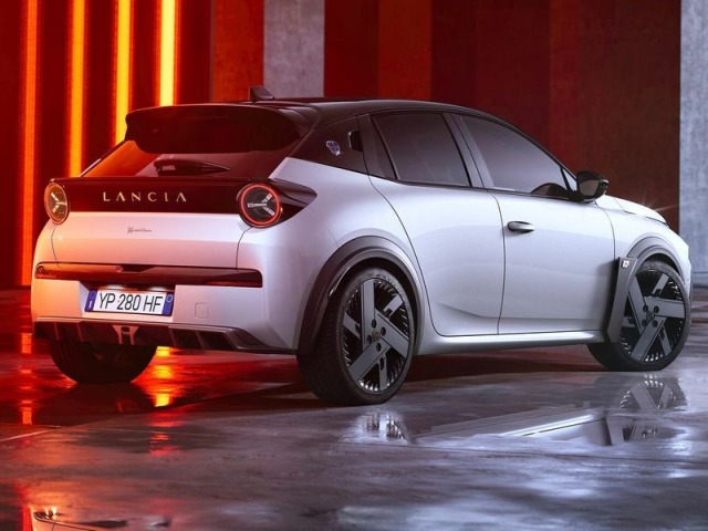 O pohon sa postará nový elektromotor s výkonom 207 kW, čo je na kompaktnú predokolku poriadna nádielka. Aj preto dostane Ypsilon HF samosvorný diferenciál Torsen.