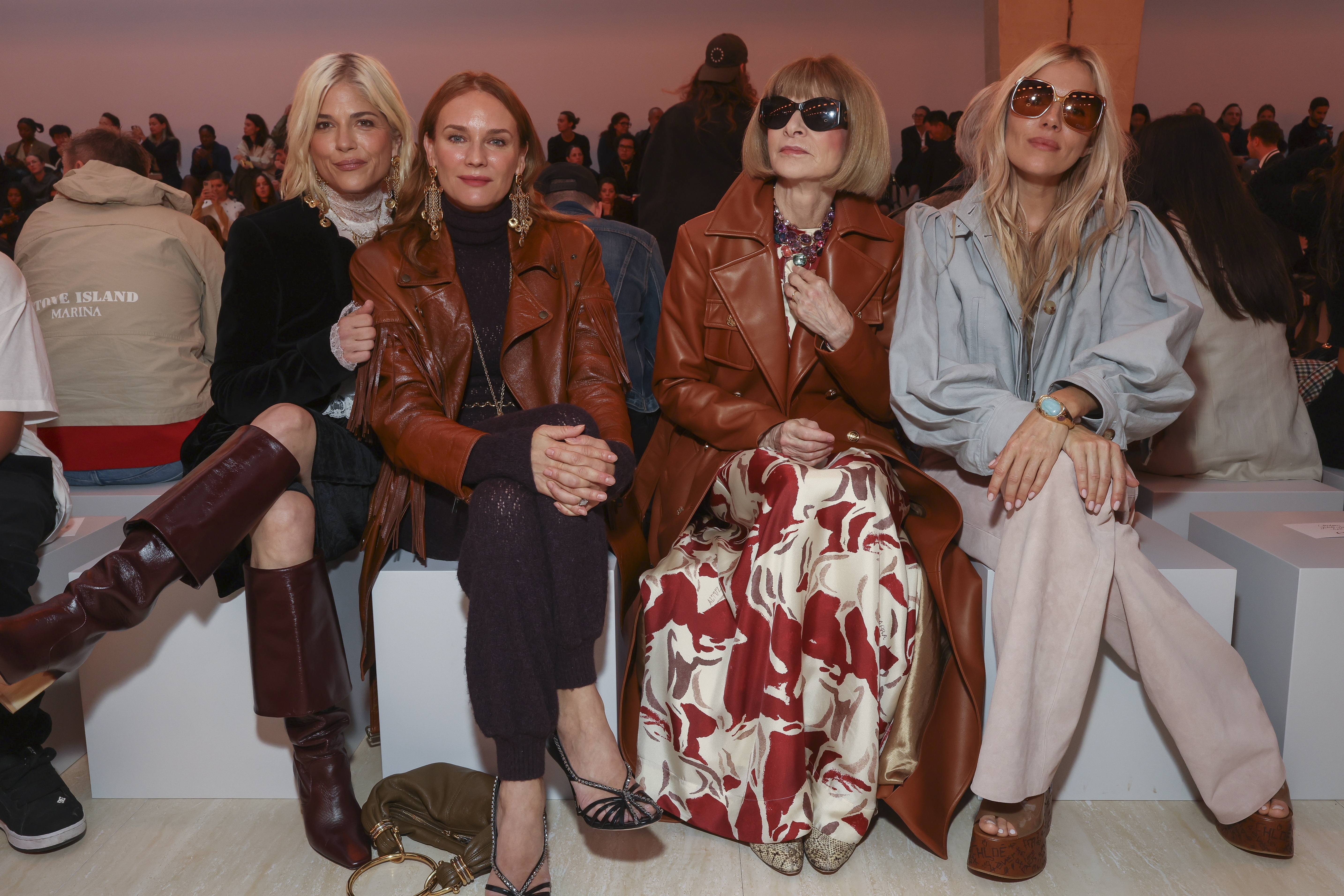 Zľava: Herečky Selma Blair, Diane Kruger, šéfredaktorka magazínu Vogue Anna Wintour a herečka Sienna Miller na prehliadke Chloe Jar/Leto 2025.