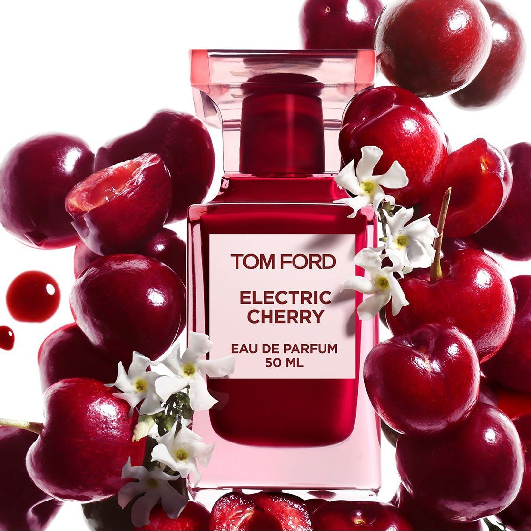 Kvetinovo-ovocná vôňa Electric Cherry od Tom Ford spája sviežu trpkosť čerešní Morello s povzbudzujúcim zázvorom, ku ktorým sa pridáva jazmín sambac. Ambrettolide predstavuje zvodnú pižmovú vôňu a uvoľňuje hrejivý závan, ktorý sa mieša s pikantným ružovým korením. Parfumovaná voda sa predáva exkluzívne v sieti Douglas za 220 eur za 30 ml.